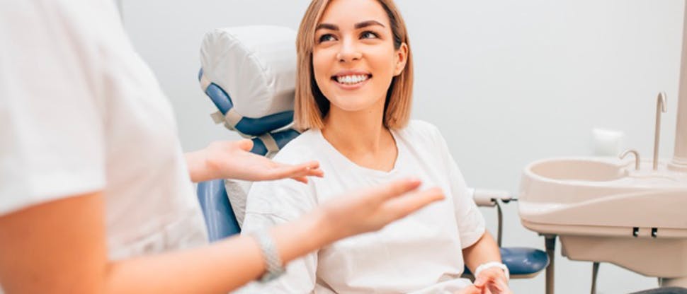 Dentista con paziente sorridente