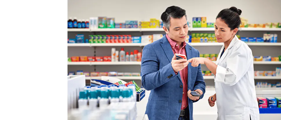 Un Farmacista che dialoga con il paziente
