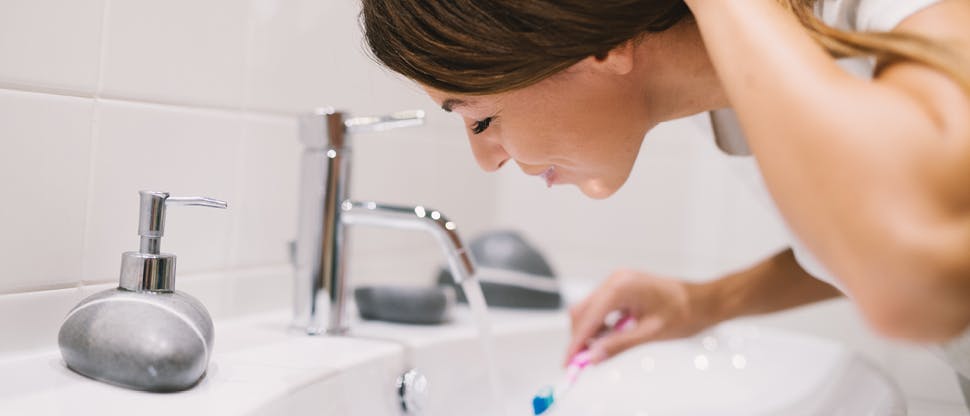 Donna che risciacqua la bocca