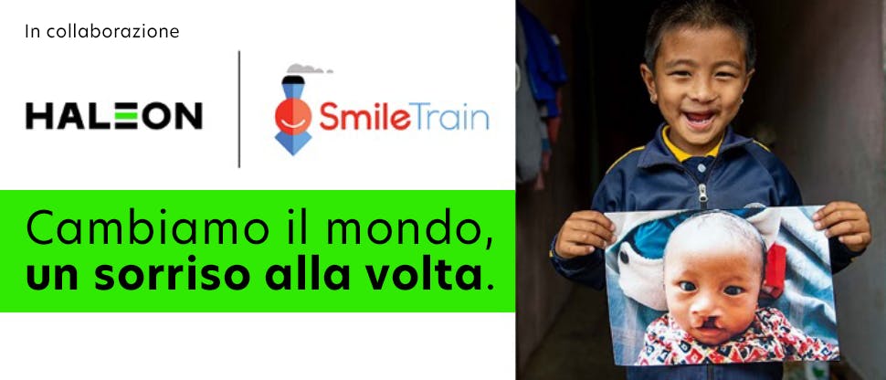 Bambino con un labbro leporino e logo SmileTrain: Cambiare il mondo, un sorriso alla volta