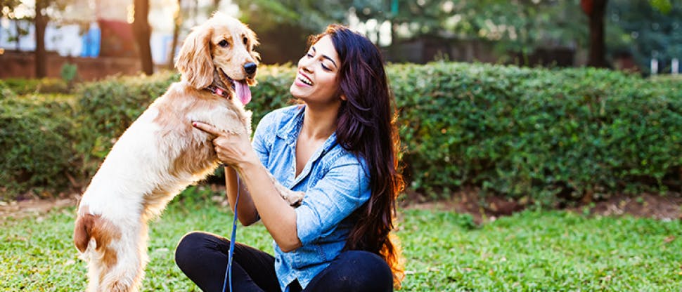 Donna che gioca con il cane