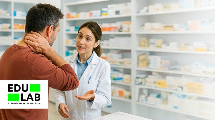 Młoda farmaceutka rozmawia z pacjentem z kontuzją