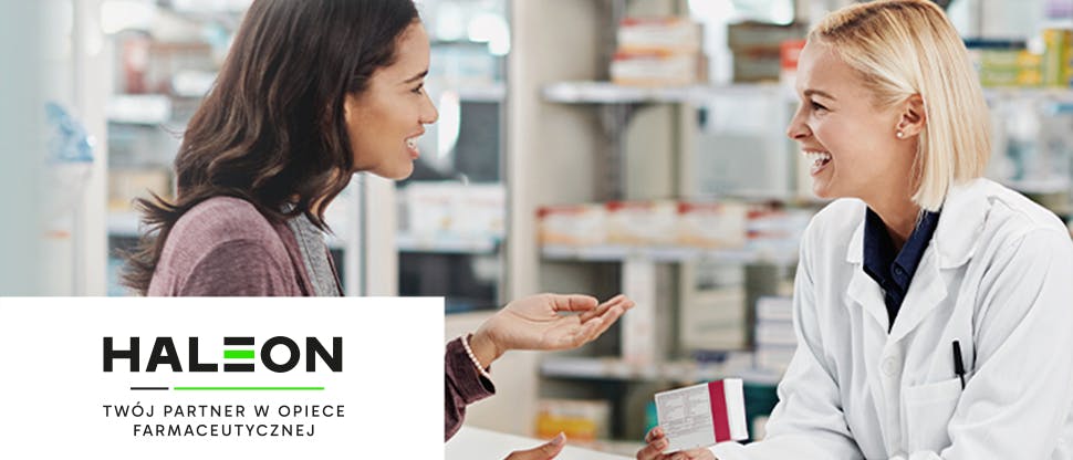 Uśmiechnięta farmaceutka rozmawia z kobietą w aptece