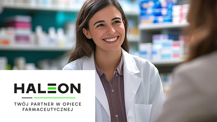 Farmaceutka rozmawia z pacjentem w aptece