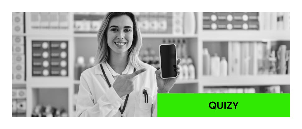 Farmaceutka wskazuje palcem na telefon