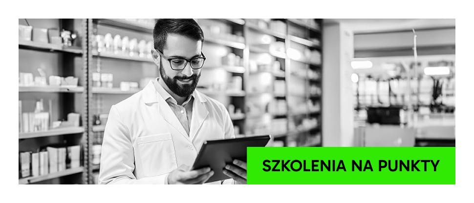 Farmaceuta korzysta z komputera