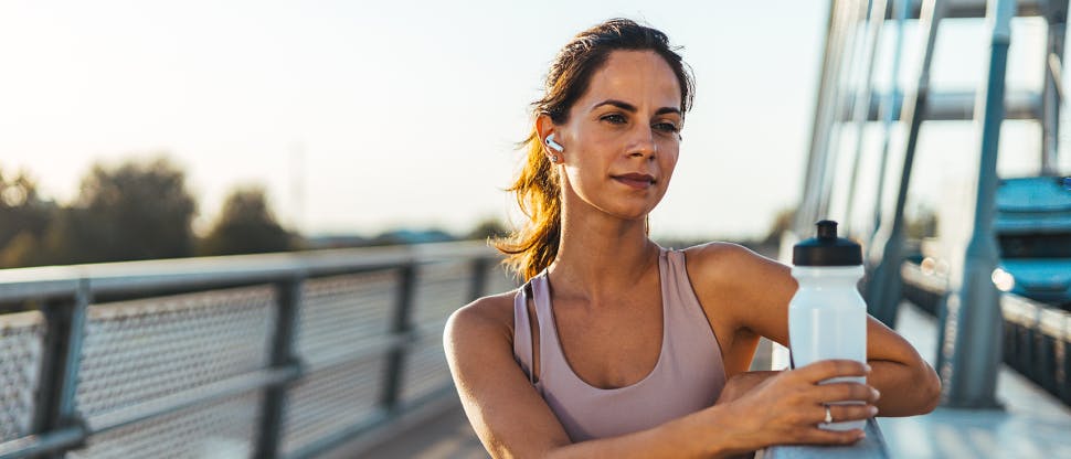 Biegnąca kobieta zatrzymuje sie z powodu alergii