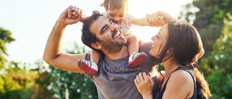 Ojciec bawiący sie w parku ze swoją rodziną
