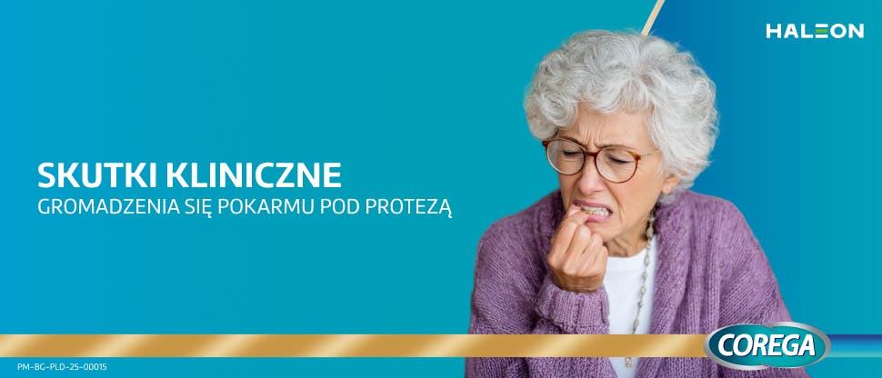 Baner edukacyjny marki Corega (Haleon) przedstawiający starszą kobietę z siwymi włosami i okularami, odczuwającą dyskomfort i dotykającą protezy zębowej, na turkusowym tle. Na grafice widnieje tekst: «Skutki kliniczne gromadzenia się pokarmu pod protezą». Logo Corega znajduje się w prawym dolnym rogu