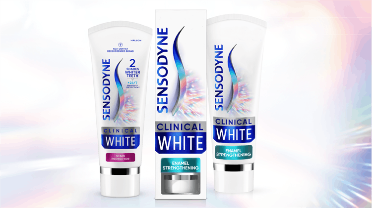 Zdjęcia wybielającej pasty do zębów Sensodyne z tekstem „Zęby myte z użyciem naszych past przeciwdziałających nadwrażliwości nigdy nie wyglądały na bielsze*”