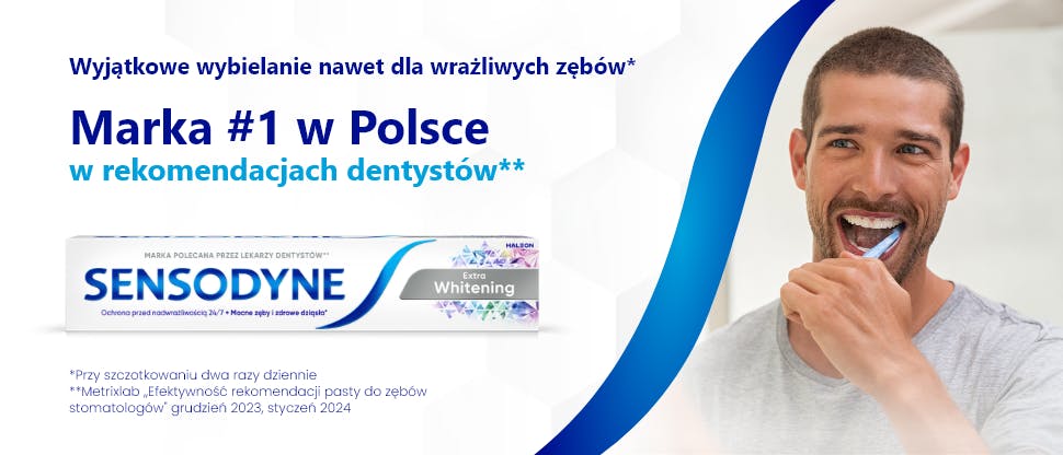 Mężczyzna myje zęby pastą Sensodyne Extra Whitening