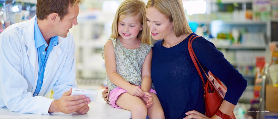 Farmaceuta pokazuje lek mamie i córce