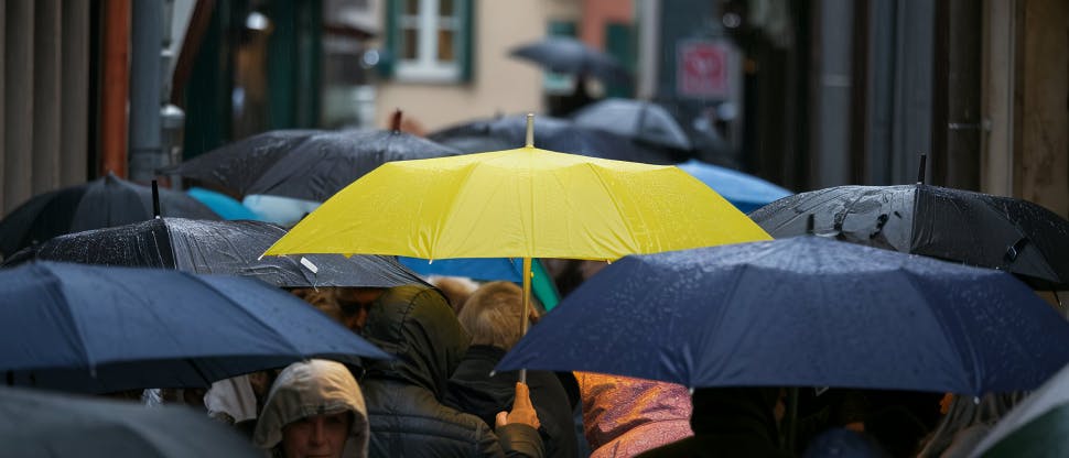 Żółta parasolka w tłumie