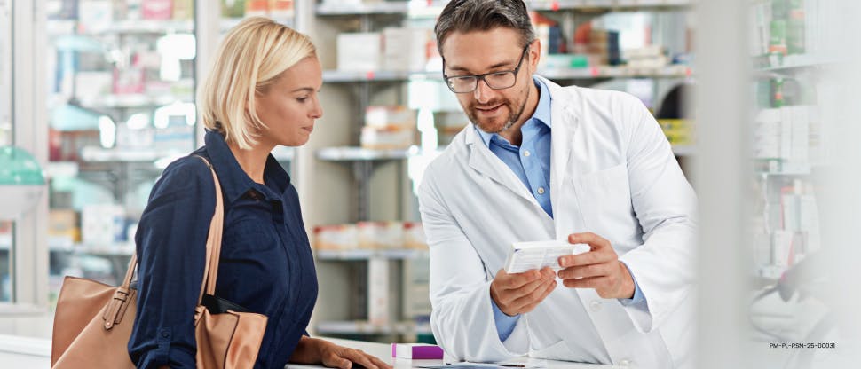 Farmaceuta rozmawia z pacjentką 