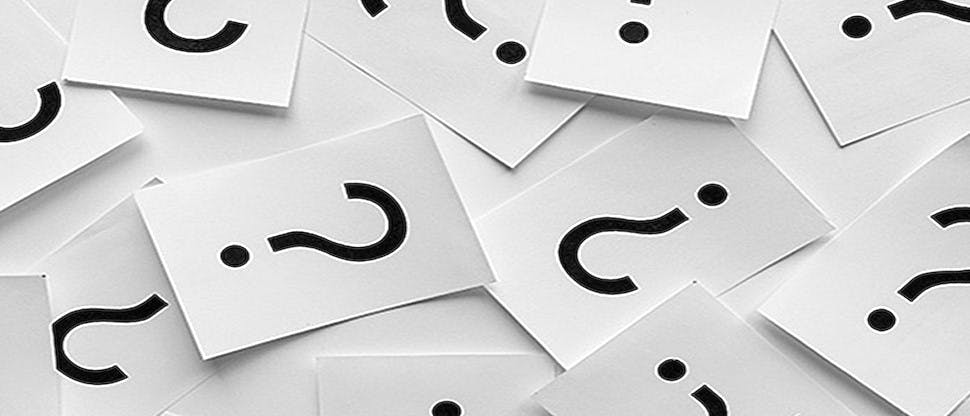 Banner com papeis de ponto de interrogação