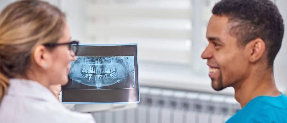 Dentista examinando um raio-x