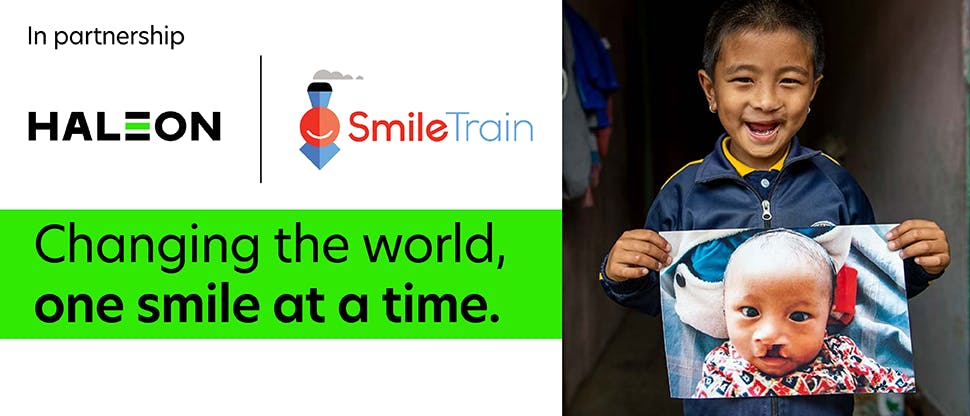 Criança com fissura labiopalatina e logotipo da SmileTrain: Mudando o mundo, um sorriso de cada vez.