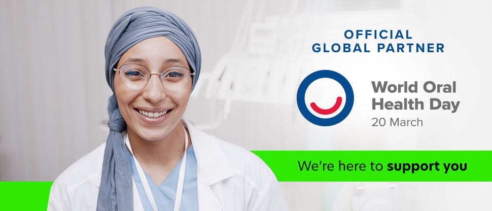 Profissional de Odontologia Sorrindo com o logotipo do Dia Mundial da Saúde Bucal 2023