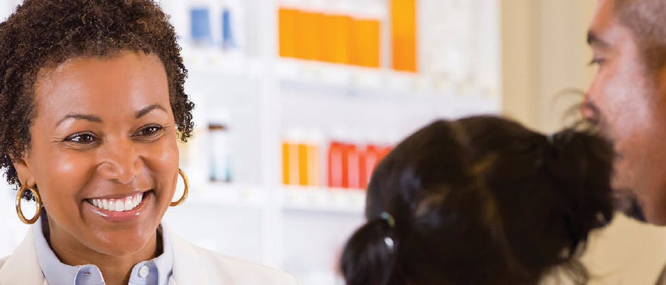 Farmacêutico vendo uma criança pequena