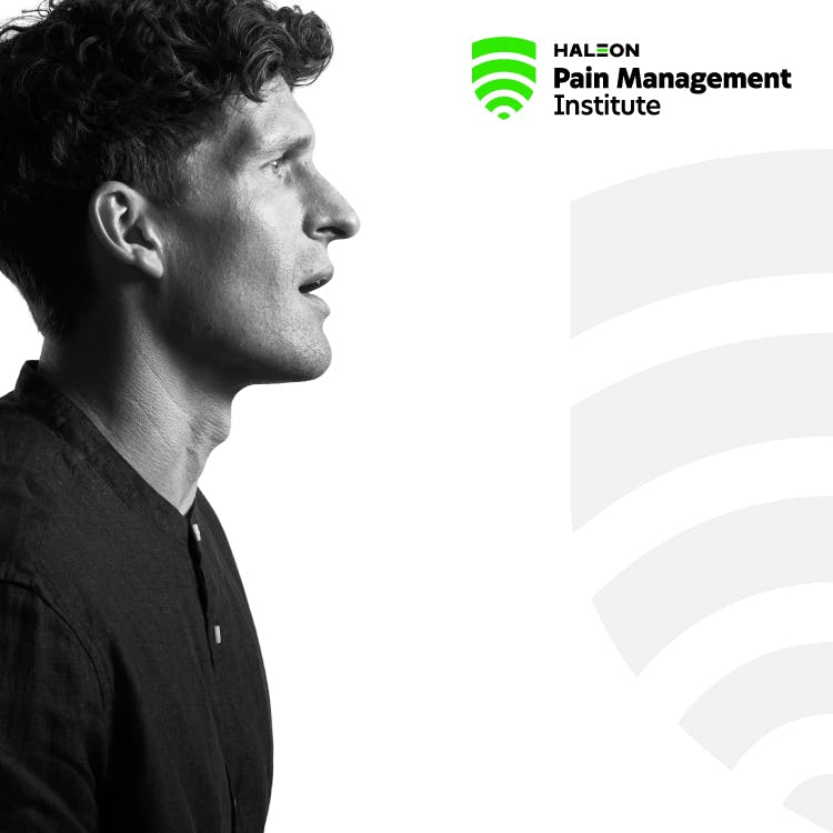 Logotipo do HPMI e perfil lateral de um homem jovem