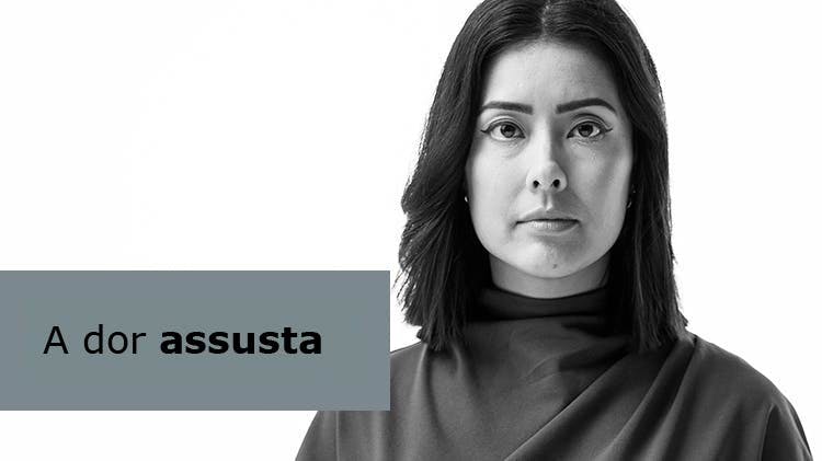 Imagem de uma jovem com aparência preocupada. Texto: A dor assusta.