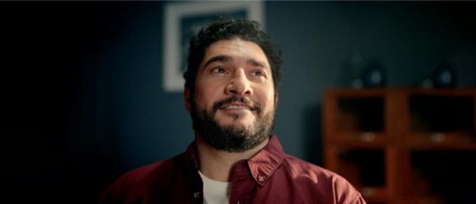 Homem experimentando alívio da dor após usar produtos Sonridor