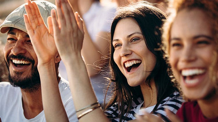 Pessoas felizes em uma multidão