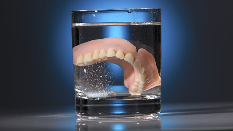 Infografia higiéne de próteses dentárias