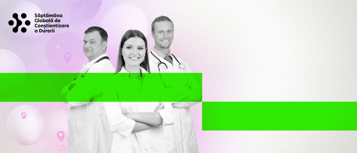 O fotografie cu trei profesioniști din domeniul sănătății cu sigla Săptămânii Globale de Conștientizare a Durerii în colțul din stânga sus