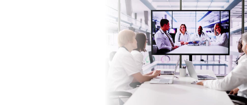 Un grup de medici care participă la o videoconferință
