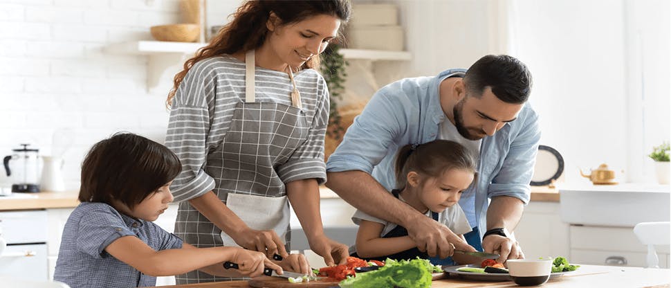 Familie gătind mâncare sănătoasă