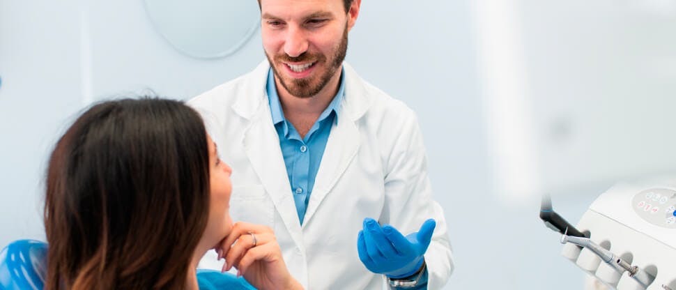Zubar objašnjava pacijentu