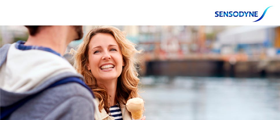 Žena koja se smeje i jede sladoled