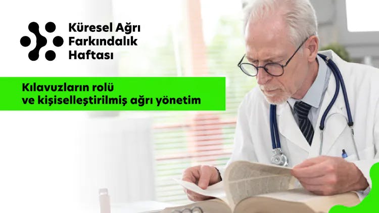 Global Ağrı Farkındalık Haftası banner: yaşlı erkek doktor bir kitabı incelemekte, resim üzerinde “Kılavuzların ve kişiselleştirilmiş ağrı yönetiminin rolü” yazmakta.