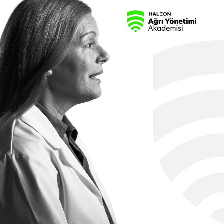 HAYA logosu ve laboratuvar önlüğü giyen 40'lı yaşlarda bir kadının yan profili