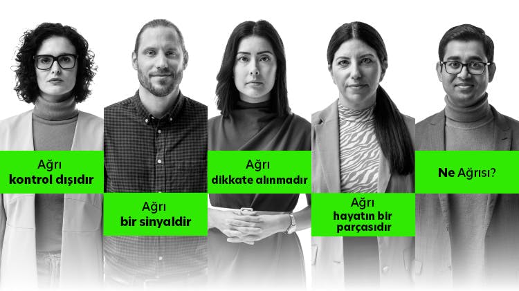 Önlerinde birer etiket görülen beş farklı kişinin fotoğrafı