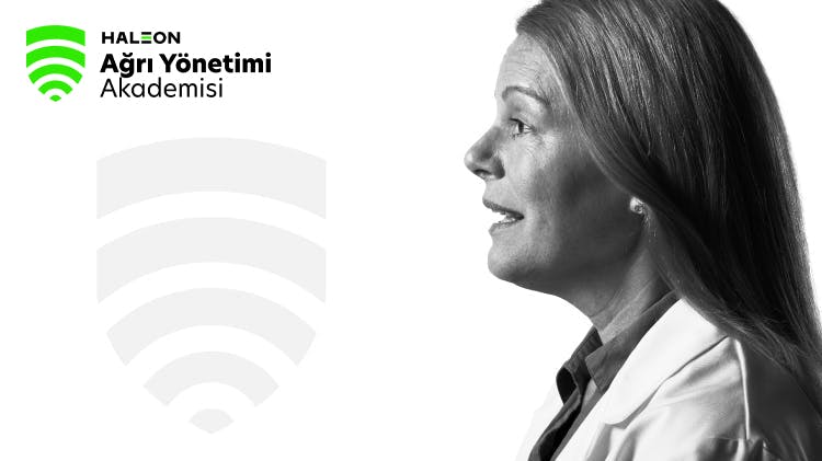 HPMI logosu ve laboratuvar önlüğü giymiş 40 yaşlarındaki bir kadının yandan çekilmiş resmi