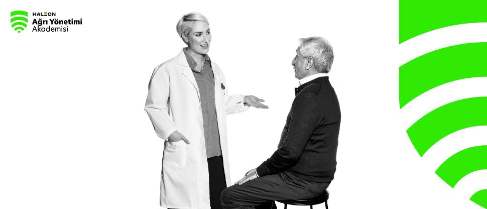 Bir hasta ile konuşan bir doktor