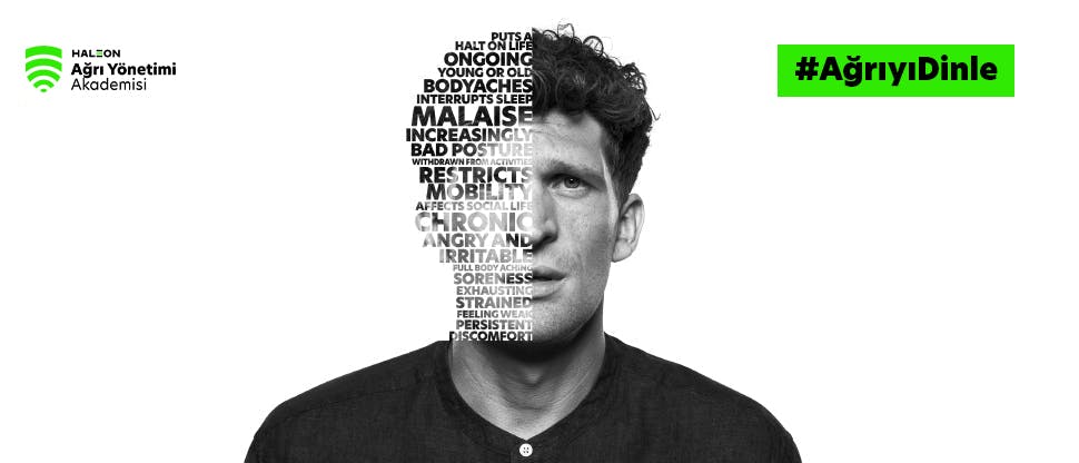 Ağrı nedeniyle kaşları çatılmış bir erkeğin yüzünün yakın çekim fotoğrafı