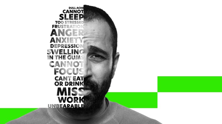 Ağrı nedeniyle kaşları çatılmış bir erkeğin yüzünün yakın çekim fotoğrafı