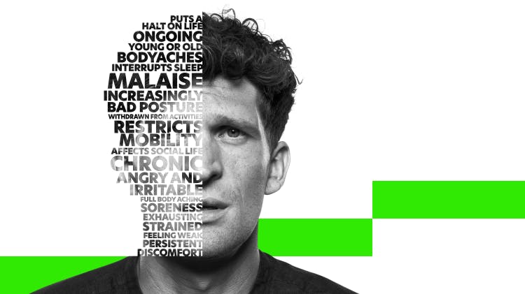 Ağrı nedeniyle kaşları çatılmış bir erkeğin yüzünün yakın çekim fotoğrafı