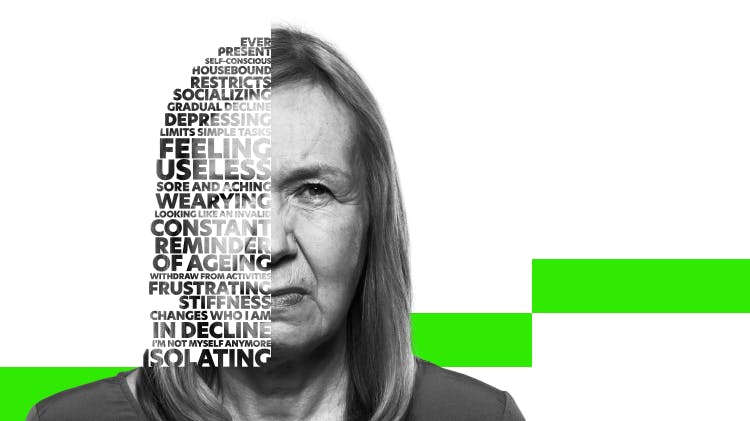 Ağrı nedeniyle yüzünü buruşturmuş bir kadının yakın çekim fotoğrafı