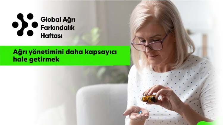 Global Ağrı Farkındalık Haftası banner: Yaşlı kadın hastanın ilacını alırkenki resmi, resim üzerinde “Ağrıyı yönetmek için farmakolojik olmayan yaklaşımlar” yazmaktadır.