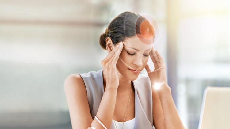 Baş ağrısı yaşayan kadın
