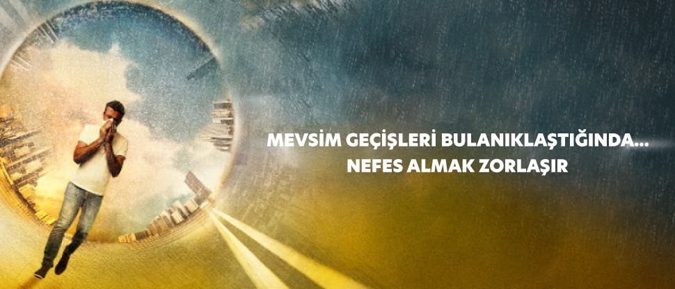 Karışık mevsimlerden oluşan bir çemberle çevrili halde hapşıran ve iklim değişikliğinin solunum sağlığı üzerindeki etkilerinden muzdarip olan bir adamın grafik görüntüsü. Başlık 'Mevsimler bulanıklaştığında... nefes almak zorlaşır' diyor