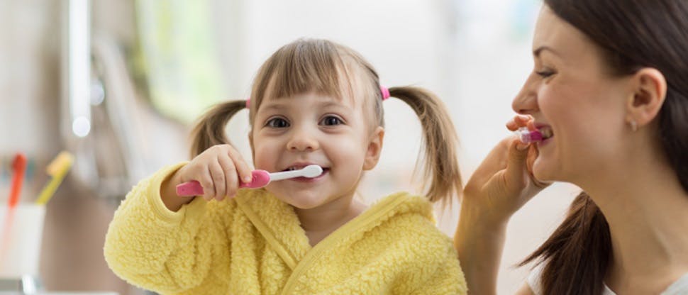 Diş fırçalayan çocuk