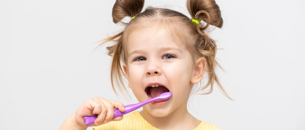 Diş fırçalayan kız