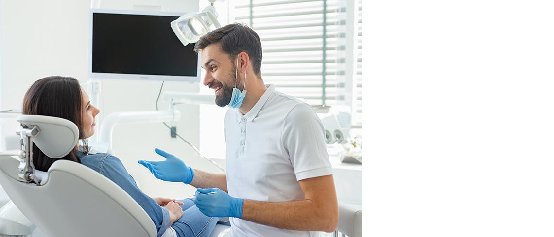 Стоматолог говорить з пацієнтом