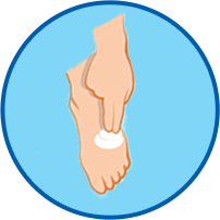 Hand cremt Fuß ein rundes Symbol