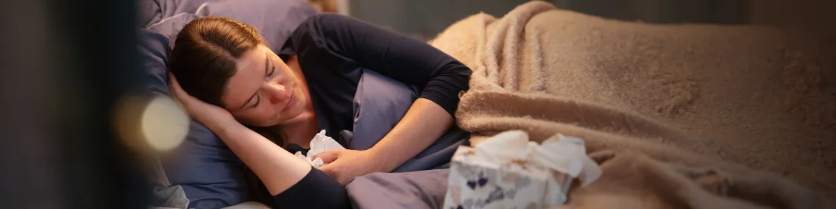 Femme enrhumée qui se repose